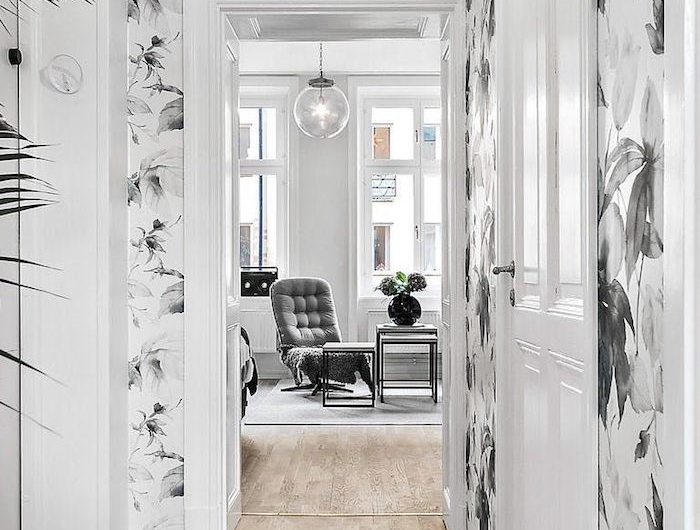 papier peint pour couloir motif fleuri noir et blanc et parquet bois clair decoration couloir moderne scandinave