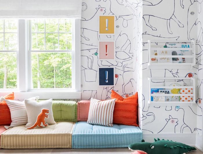 papier peinte motif animaux dessinés par un enfant chambre lumineuse meuble enfant ikea salle de jeux enfant amusement