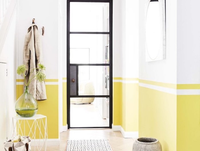 peindre couloir deux ccouleurs soubassement peinture jaune et murs blancs avec tapis noir et blanc et porte verrière noir et verre