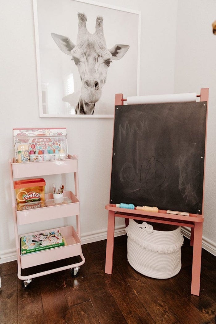peindre et etudier ardoise enfant déco salle de jeux rangement chambre fille inspiration photo de giraffe sur le mur