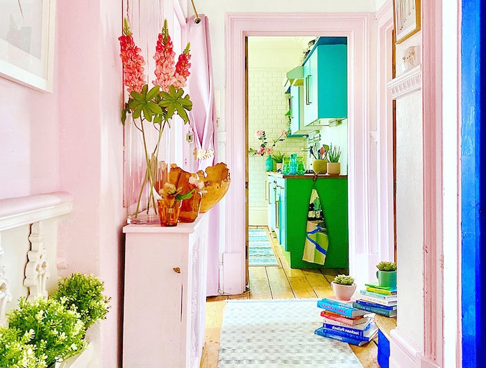 peinture couleur rose pastel et blanc pour repeindre un couloir avec quelques accents verts idée déco couloir originale