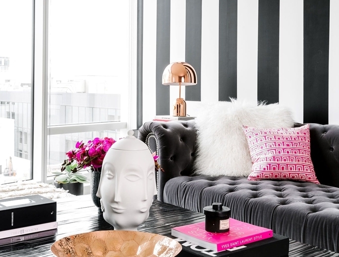 peinture noir et blanc dans un salon moderne table basse noire tapis moelleux gris clair coussin rose motifs graphiques