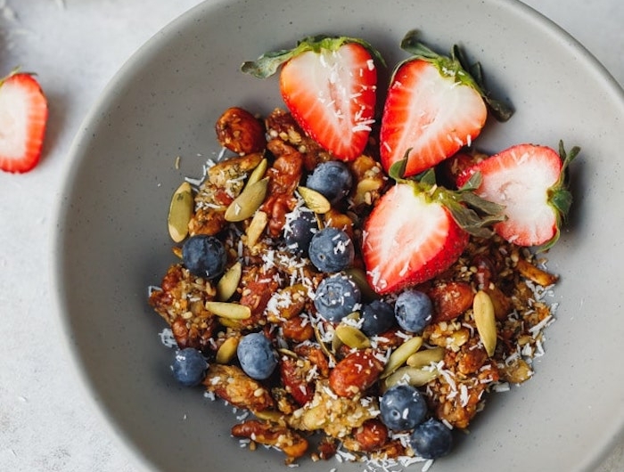 petit dejeuner ideal idee pour faire granola à base de noix graines variés à l huile de coco et édulcorant et topping de fruits rouges manger équilibré