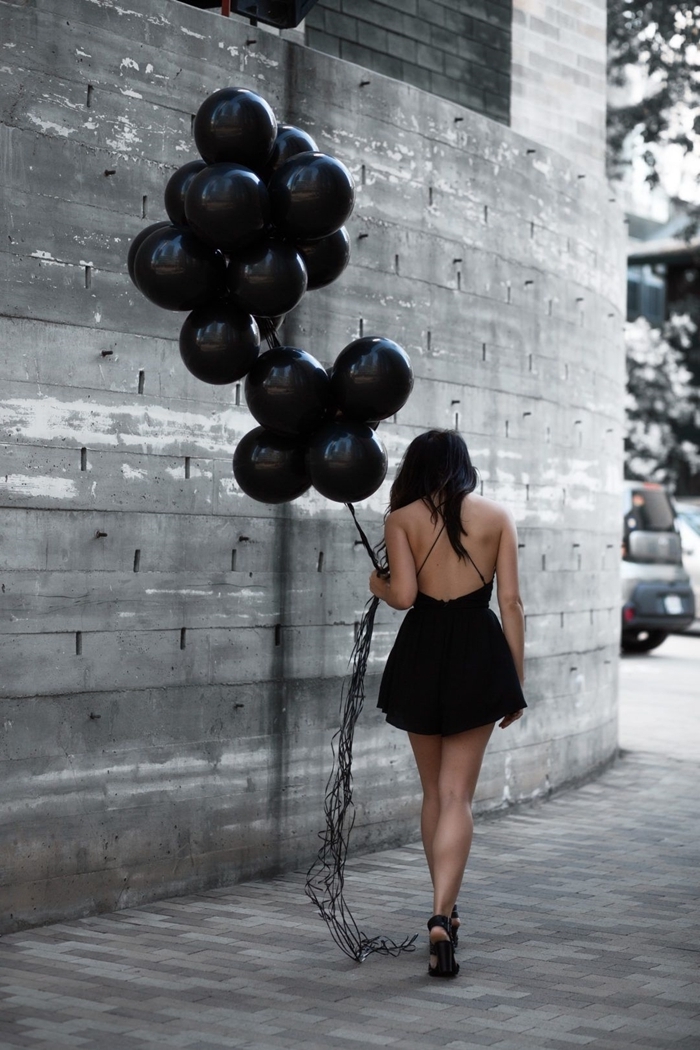 petite robe noire courte robe d anniversaire 18 ans dos nu bretelles chaussures à talons noires célébration tenue femme