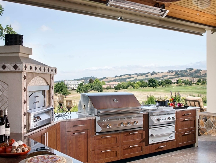 plan de travail marbre gris cuisine exterieure complete ventilateur de plafond décoration cuisine jardin vue meubles bois
