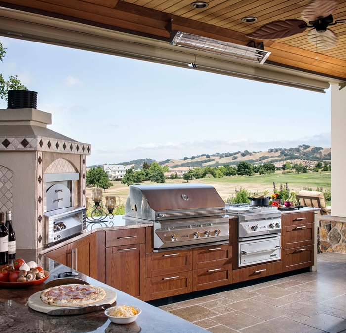 plan de travail marbre gris cuisine exterieure complete ventilateur de plafond décoration cuisine jardin vue meubles bois