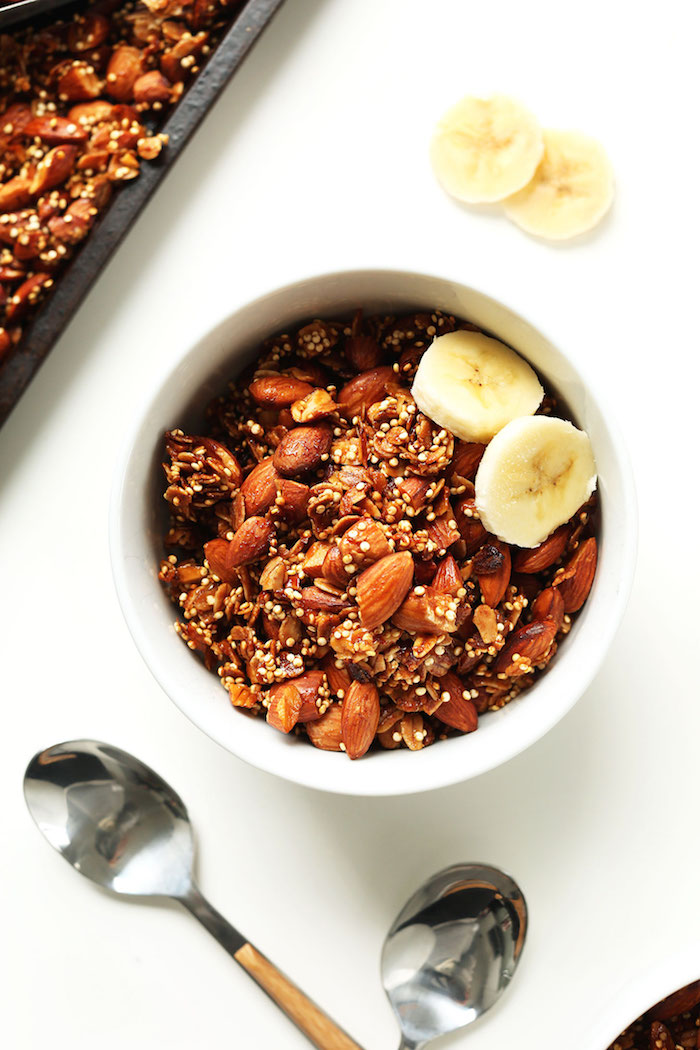 preparation petit dejeuner healthy granola fait maison à base d amandes quinoa flocons d avoine recette simple et rapide