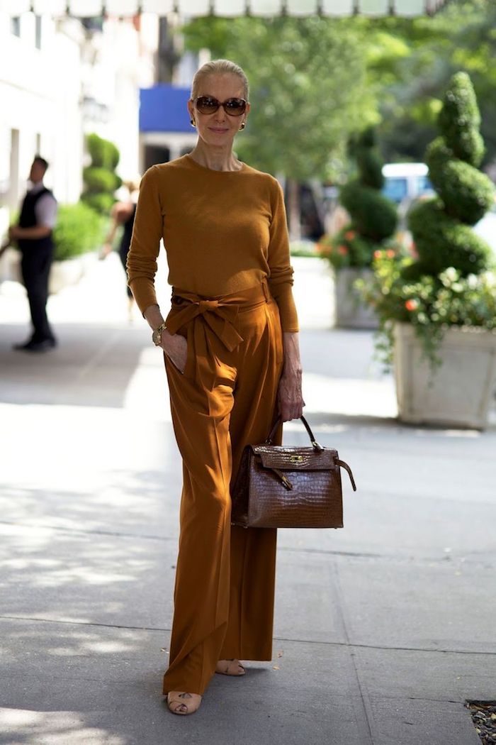 pull et pantalon femme jaune moutarde avec sac à maon marron exemple mode femme 5o ans réussi
