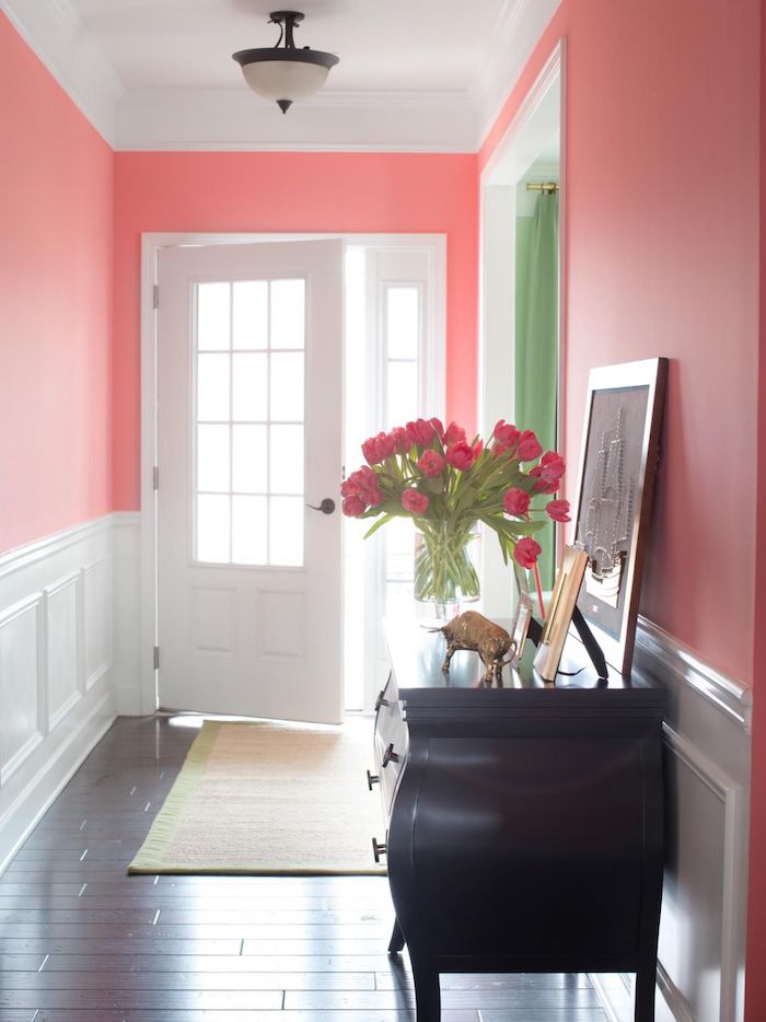 quelle couleur peinture couloir choisir idée de peinture rose soubassement blanc parquet bois marron foncé meuble entrée vintage bouquet de fleurs