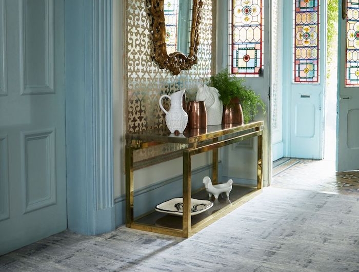 quelle couleur pour agrandir un couloir idee peinture murale bleu ciel portes avec des vitrages colorés meuble entrée et miroir style baroque