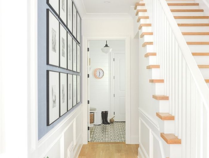 quelle couleur pour agrandir un couloir idée de pan de mur gris paruqet bois clair et murs et escalier blanc