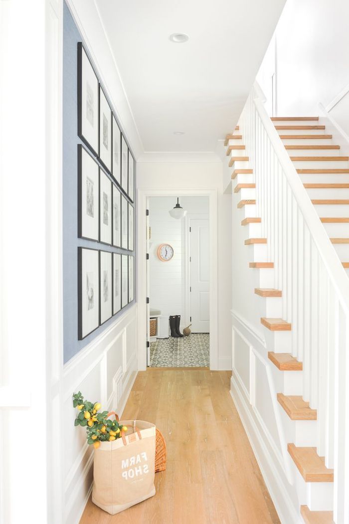 quelle couleur pour agrandir un couloir idée de pan de mur gris paruqet bois clair et murs et escalier blanc