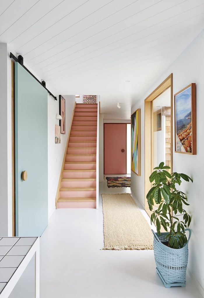 quelle couleur pour portes avec des murs blancs idée aménagement couloir avec escalier contremarches rose et porte couleur bleue