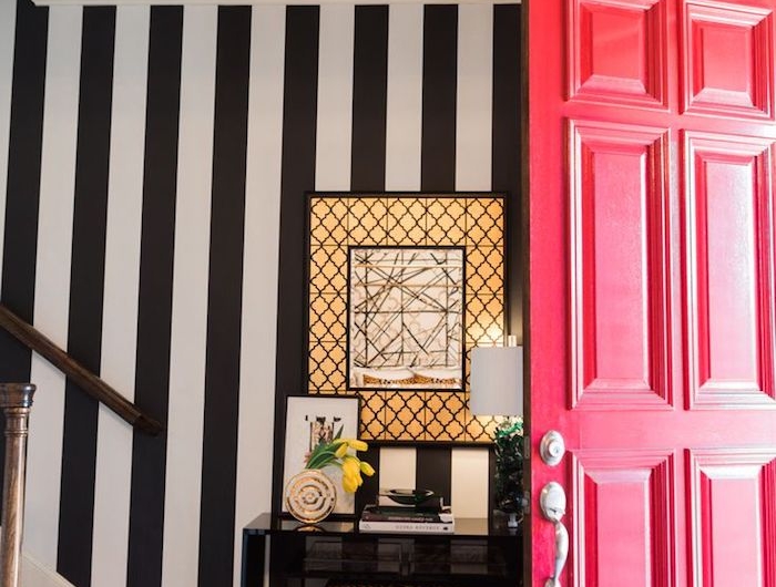 quelle couleur pour un couloir d entrée mur à rayures noir et blanc tabouret leipard et pore rose foncé