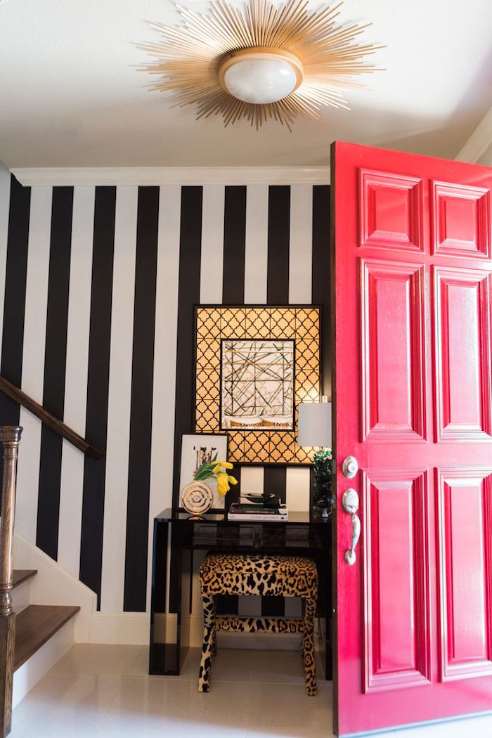quelle couleur pour un couloir d entrée mur à rayures noir et blanc tabouret leipard et pore rose foncé