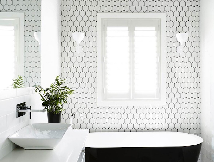 salle de bain tendance baignoire oeuf carrelage blanc plafond decoratif quelle couleur va le mieux avec le noir