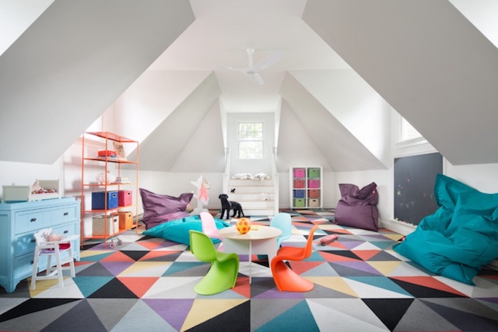salle de jeux enfant tapis geometrique meuble rangement jouet idée déco salle de jeux