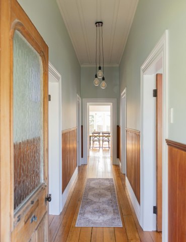 soubassement de bois et peinture couloir etroit vert celadon pastel clair patquet bois vlond usé petit tapis vintage