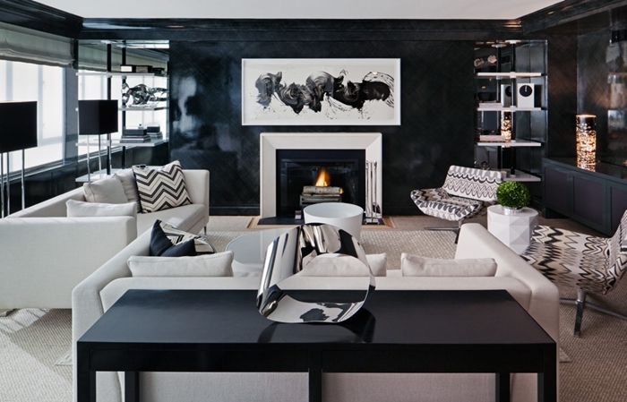 tableau noir et blanc design salon moderne meubles blancs canapé coussin motifs géométriques cheminée lampe noire sur pied