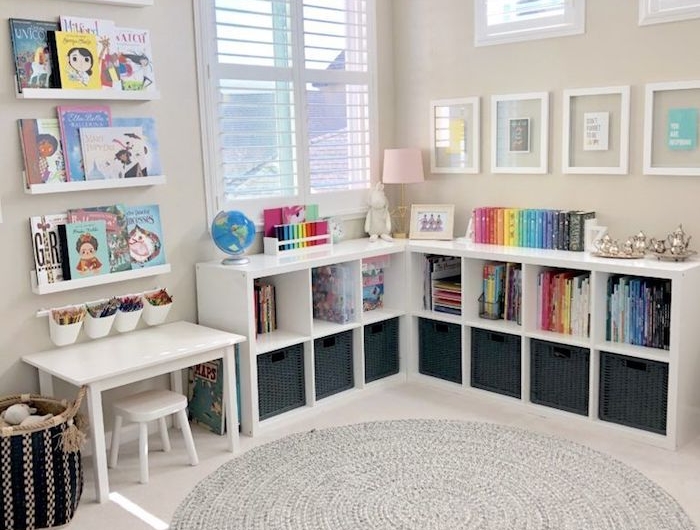 tapis rond gris coin avec livres meuble rangement jouet idée déco salle de jeux meuble enfant ikea rangement jouet chambre design original