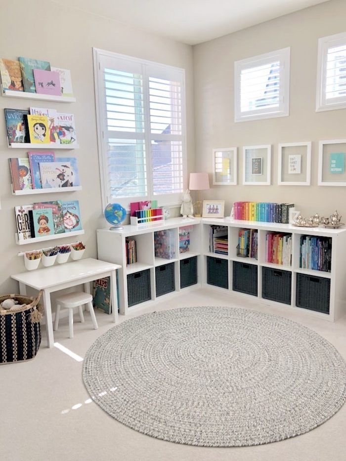 tapis rond gris coin avec livres meuble rangement jouet idée déco salle de jeux meuble enfant ikea rangement jouet chambre design original
