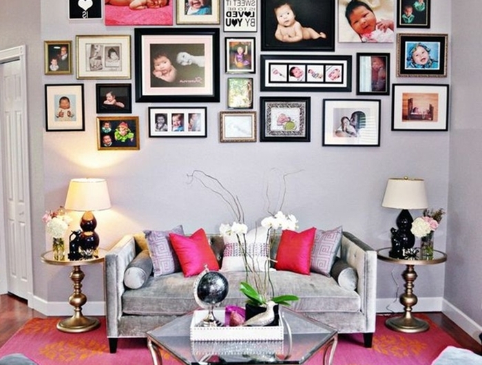 tapis rose revêtement de sol bois canapé gris coussin rose fuschia decoration mur interieur salon avec photos table verre