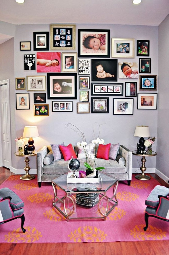 tapis rose revêtement de sol bois canapé gris coussin rose fuschia decoration mur interieur salon avec photos table verre