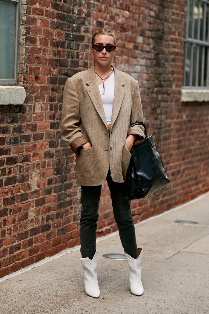tendance automne 2020 vêtements mode femme top crop col asymétrique blanc pantalon slim noir bottines blanches cuir