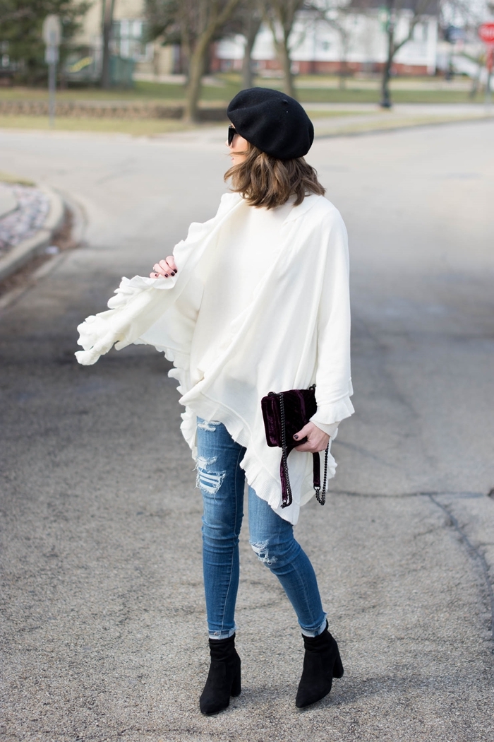 tendance automne hiver 2020 poncho blanc volants jeans déchirés clairs femme pantalon slim bottines velours noires talons