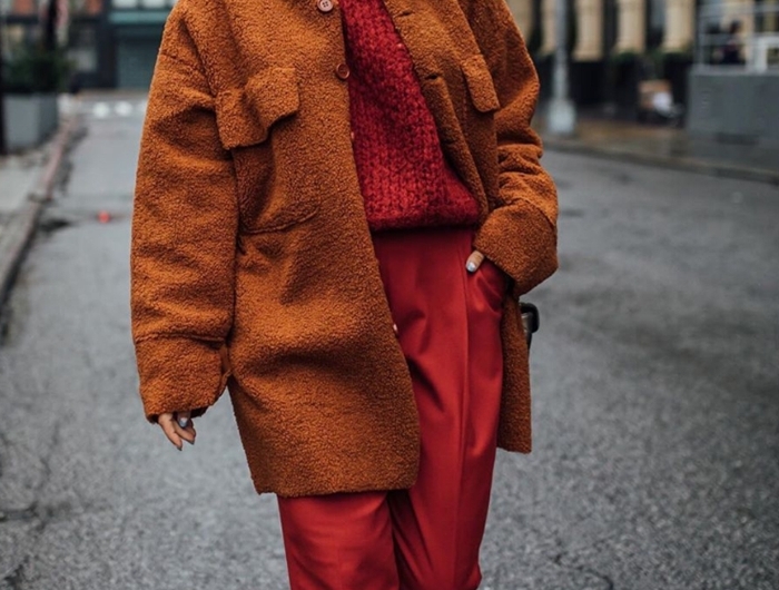 tendances automne hiver 2020 2021 pantalon rouge fluide pull rouge manteau marron bottines motifs serpent couleurs mode automne