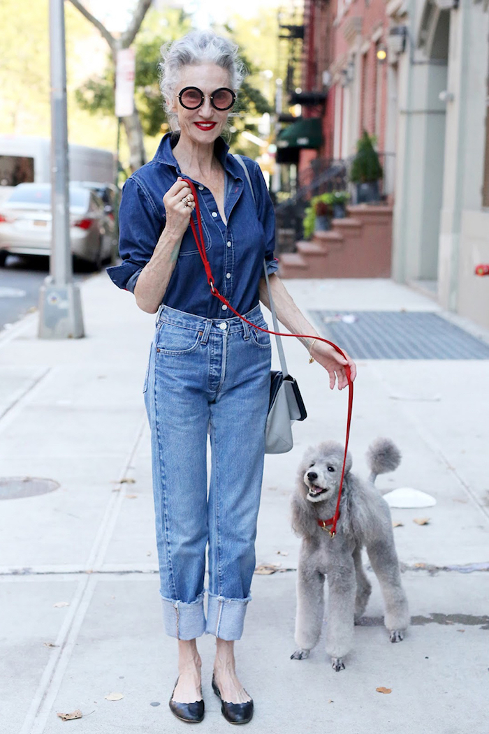 tenue en jean avec chemise et pantalon en jean accessoire lunettes femme modernes idée garde robe idéale femme 60 ans