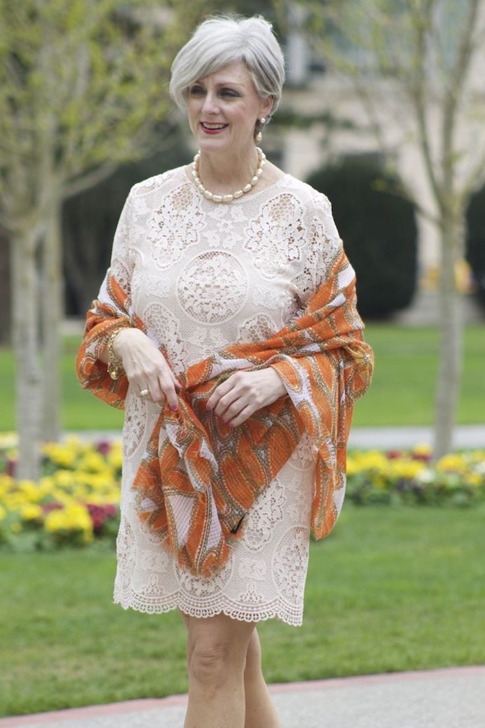 tenue mariage femme 60 ans idée de robe droite dentelle stylée et écharpe orange look femme occasion speciale