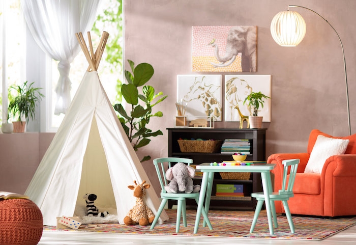 tipi blanc fauteuil orange déco salle de jeux rangement chambre fille inspiration table pour enfant