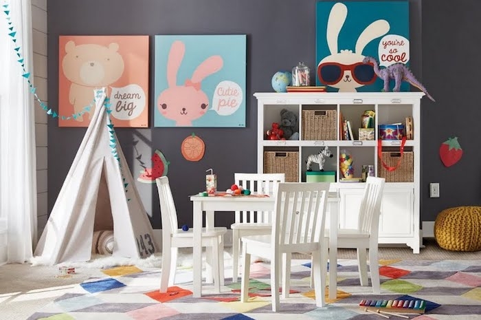 tipi etagere table et chaises salle de jeux pour enfants meuble de rangement enfant originale idée