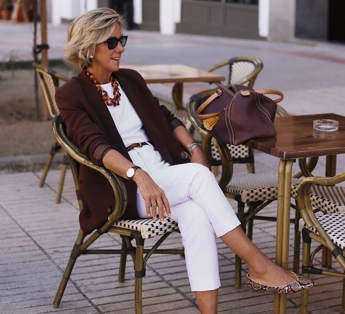 top tee shirt pantalon blanc et veste marron idée garde robe idéale femme 60 ans stylée en tenue de tous les jours