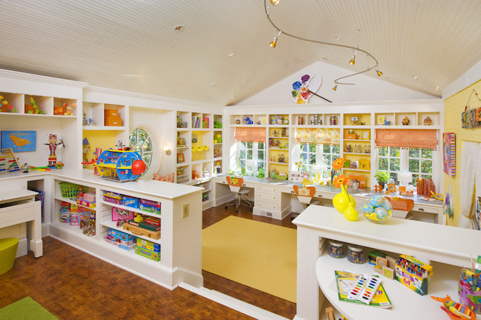 une chambre jaune bien rangée utiliser l espace sur les murs bois meuble rangement enfant bac rangement jouet 