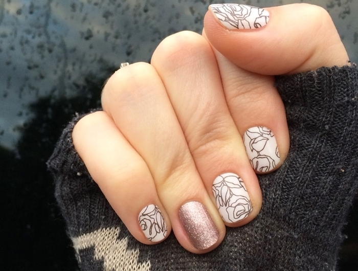 vernis de base nude avec dessin minimaliste roses lignes géométriques ongle couleur automne décoration sur un seul ongle
