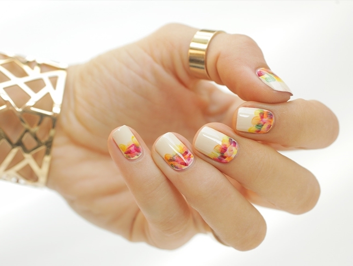 vernis de base nude décoration ongles automne nail art dessin acrylique motifs feuilles tombantes colorées modele ongle en gel