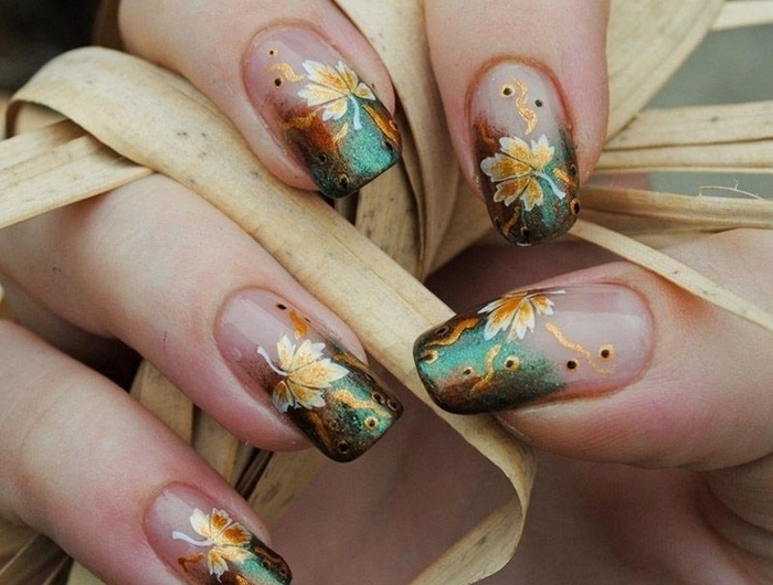 vernis de base transparent décoration ongles avec dessin motifs feuilles dorées couleur ongle automne vernis brillant