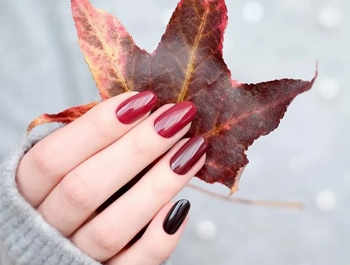 vernis de couleur rouge top coat manucure gel idée nail art avec ongles de couleurs différentes façons ombré nail art d automne