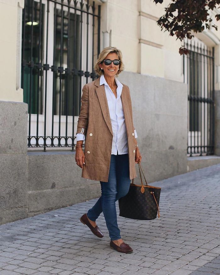 veste beige paire de jeans et chemise blanche tenue stylée femme 60 ans tenue classe femme, garde-robe idéale pour femme de 60 ans