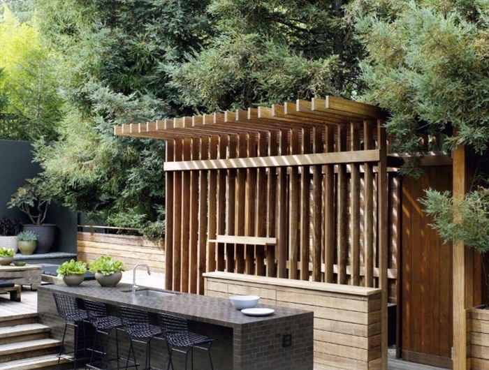 îlot central gris anthracite chaises de bar aménagement extérieur cuisine d été en bois revêtement terrasse en bois blanc