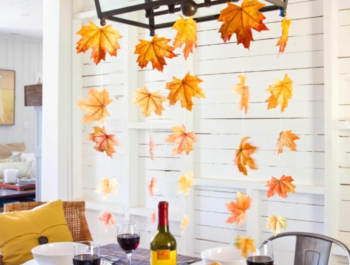 01 comment décorer une table pour diner avec des amies en automne idee lustre avec feuilles tombantes guirlande de feuilles d automne