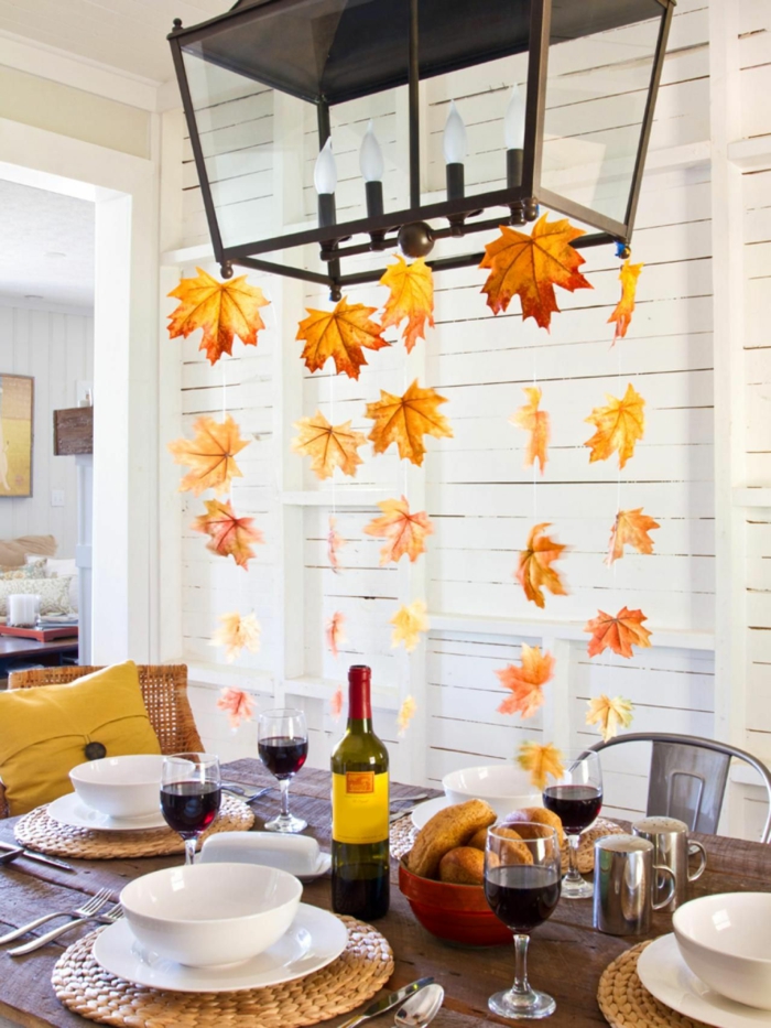 01 comment décorer une table pour diner avec des amies en automne idee lustre avec feuilles tombantes guirlande de feuilles d automne