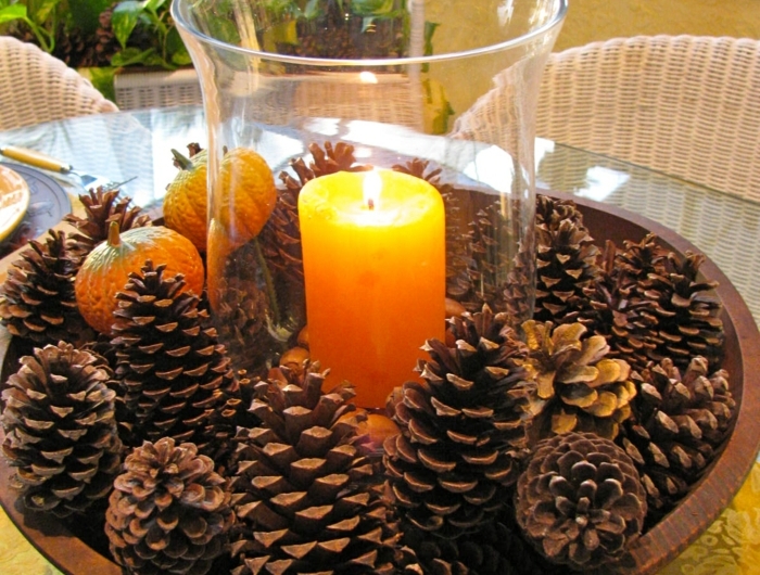 05 deco table d automne décoration mariage automne idées tendance cones de pine bougie aromatique dans vase en verre