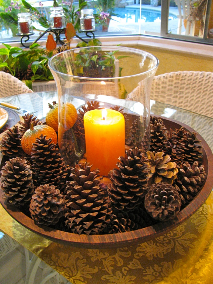 05 deco table d automne décoration mariage automne idées tendance cones de pine bougie aromatique dans vase en verre