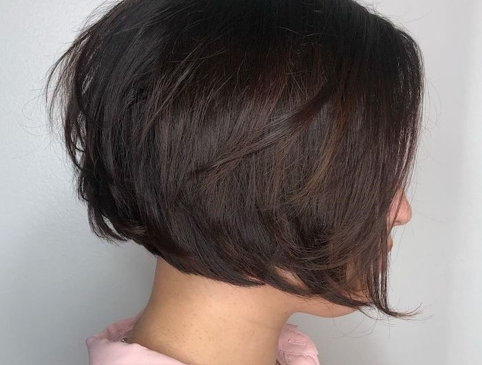 12 coupe cheveux fins femme 50 ans carre en noir femme avec une chemise rose