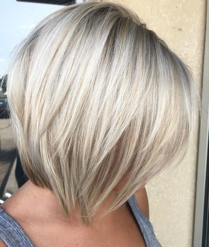 13 coupe idéale cheveux fins femme avec une coiffure en couches en blond froid