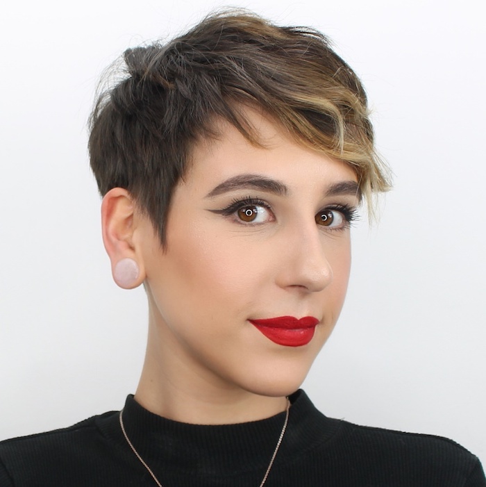 15 Haircuts for Soft and Thin Hair Young Feminine Pixie Cut with Jewelry