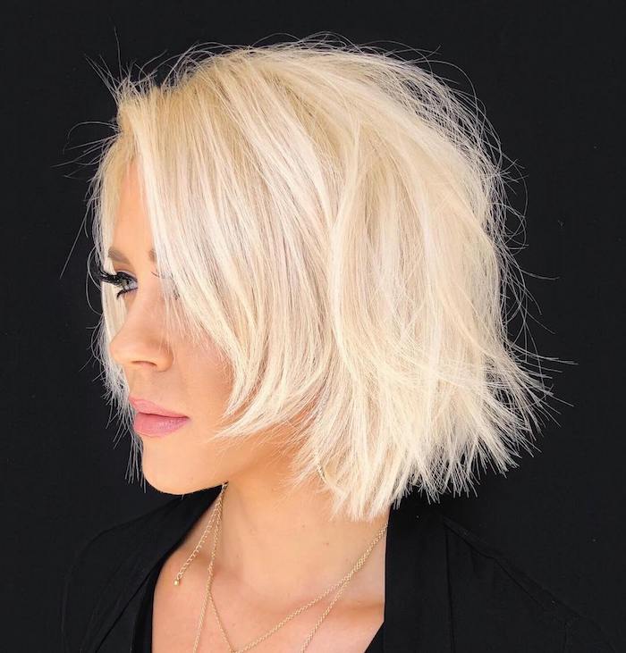 18 frange cheveux fins coiffure magnifique blonde platine pour une femme agee